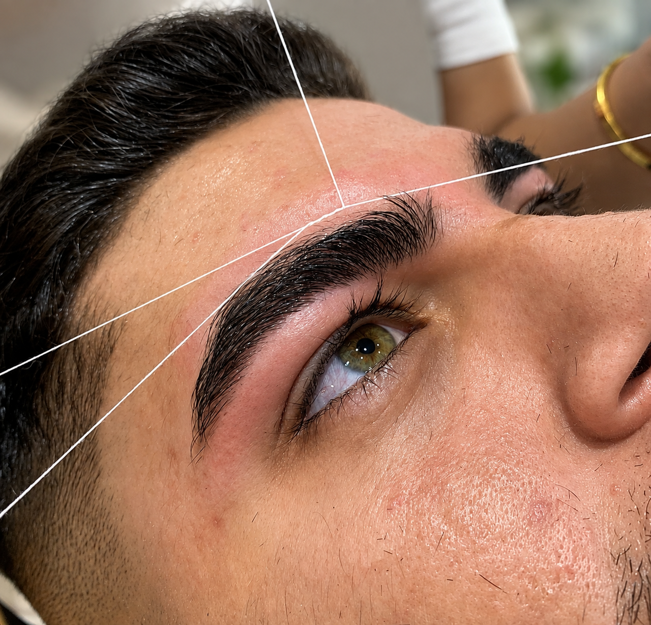 Diseño profesional de cejas con hilo